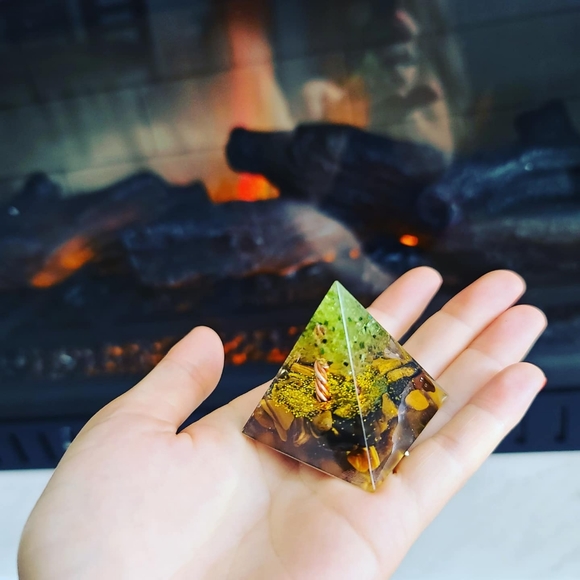 Tiger Eye Orgonite Pyramid with Tree of life /4 cm - Picture 1 of 4